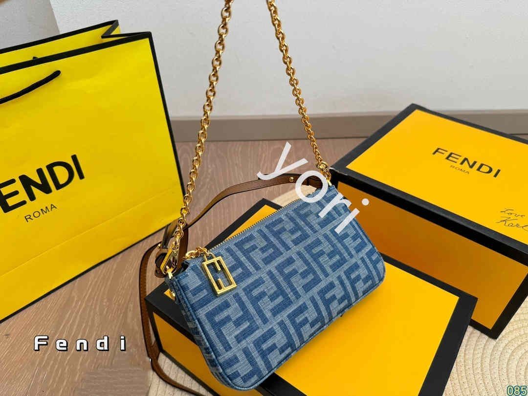 Fendi ショルダーバッグ - メルカリ 