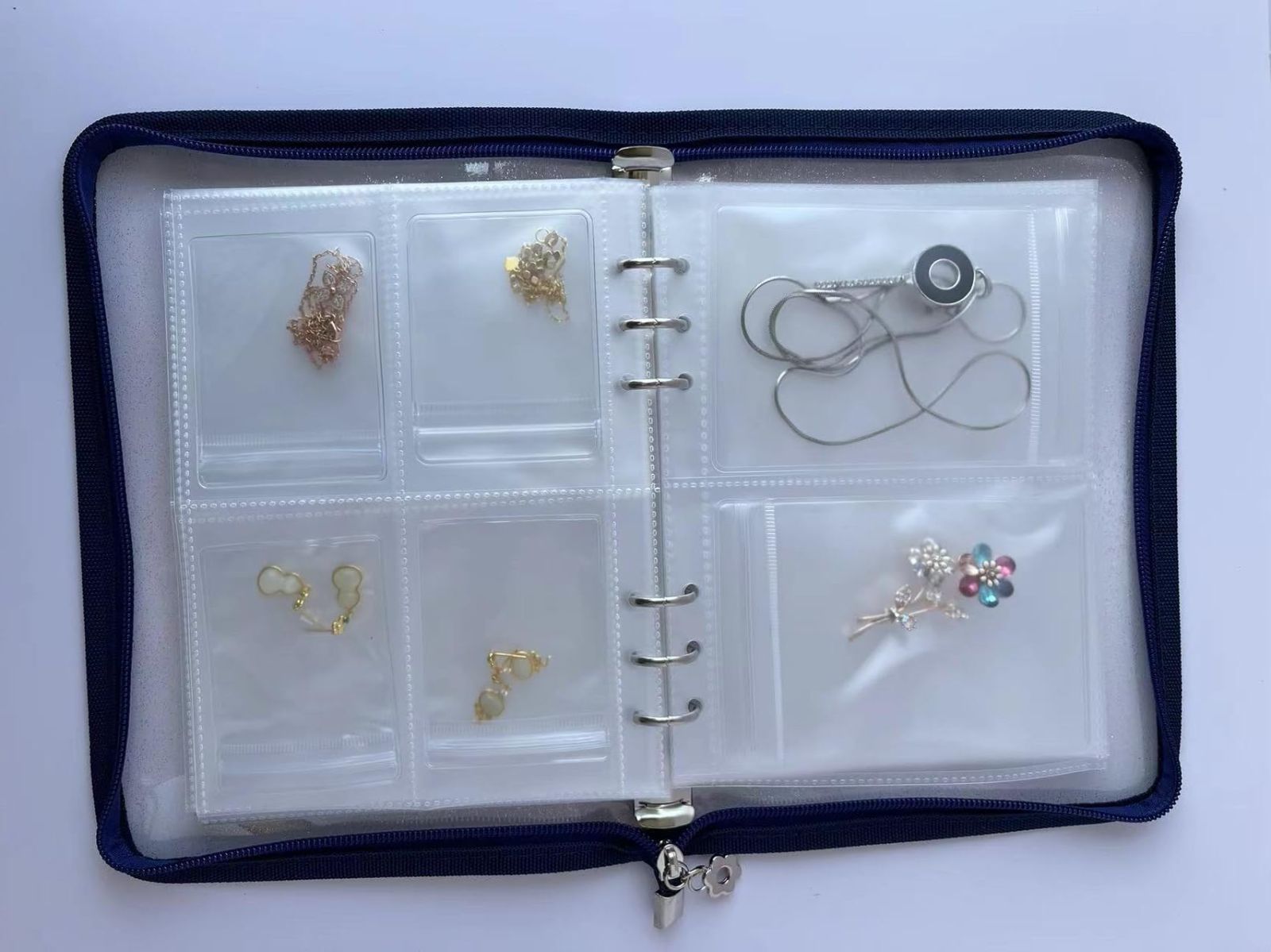 ジュエリー 収納 アルバム 透明 クリア ジュエリー収納 アクセサリー アクセサリー収納 持ち運び アクセサリーケース PVC アルバム 写真 チェキ カード入れ カードケース リング 指輪 ピアス イヤリング 旅行 （グリッド40枚+酸化防止ポリ