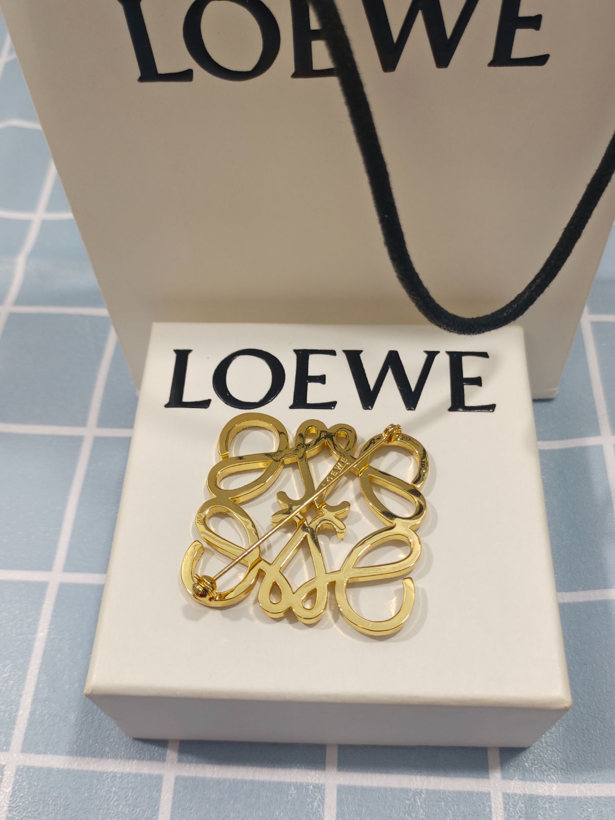 ☆人気☆LOEWE(ロエベ)　ブローチ　オシャレ　💕✨即購入OK！箱付き✨