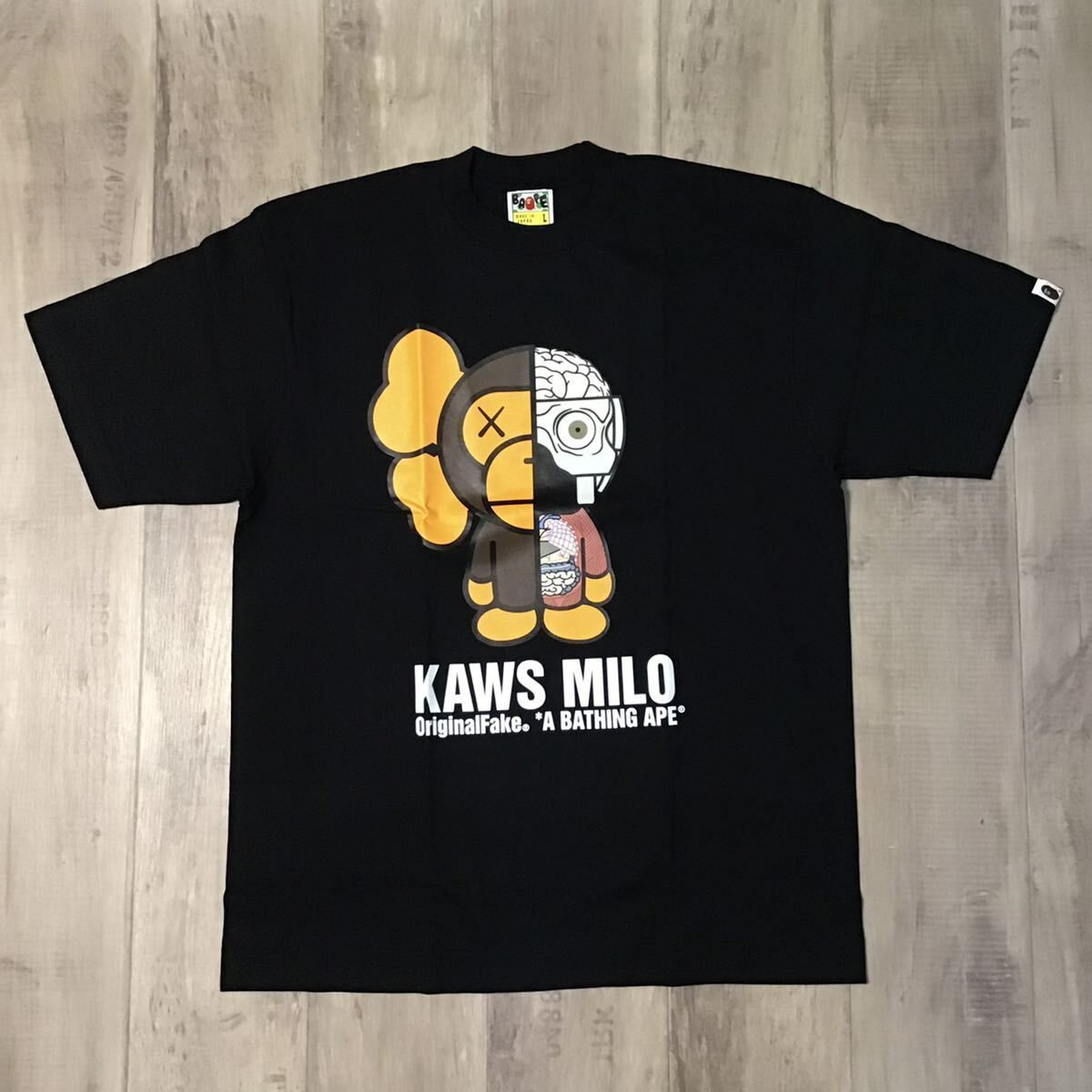 kaws コラボ ストア t シャツ