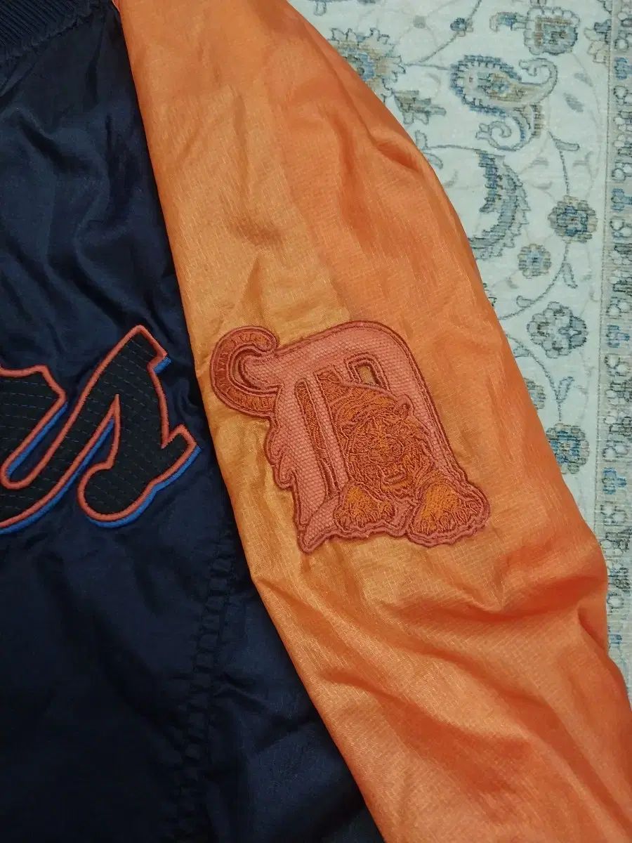 MLB デトロイト タイガース 刺繍入り 大きめサイズ2枚生地 古着 ジャケット MLB デトロイト タイガース 刺繍入り 大きめサイズ2枚生地 古着