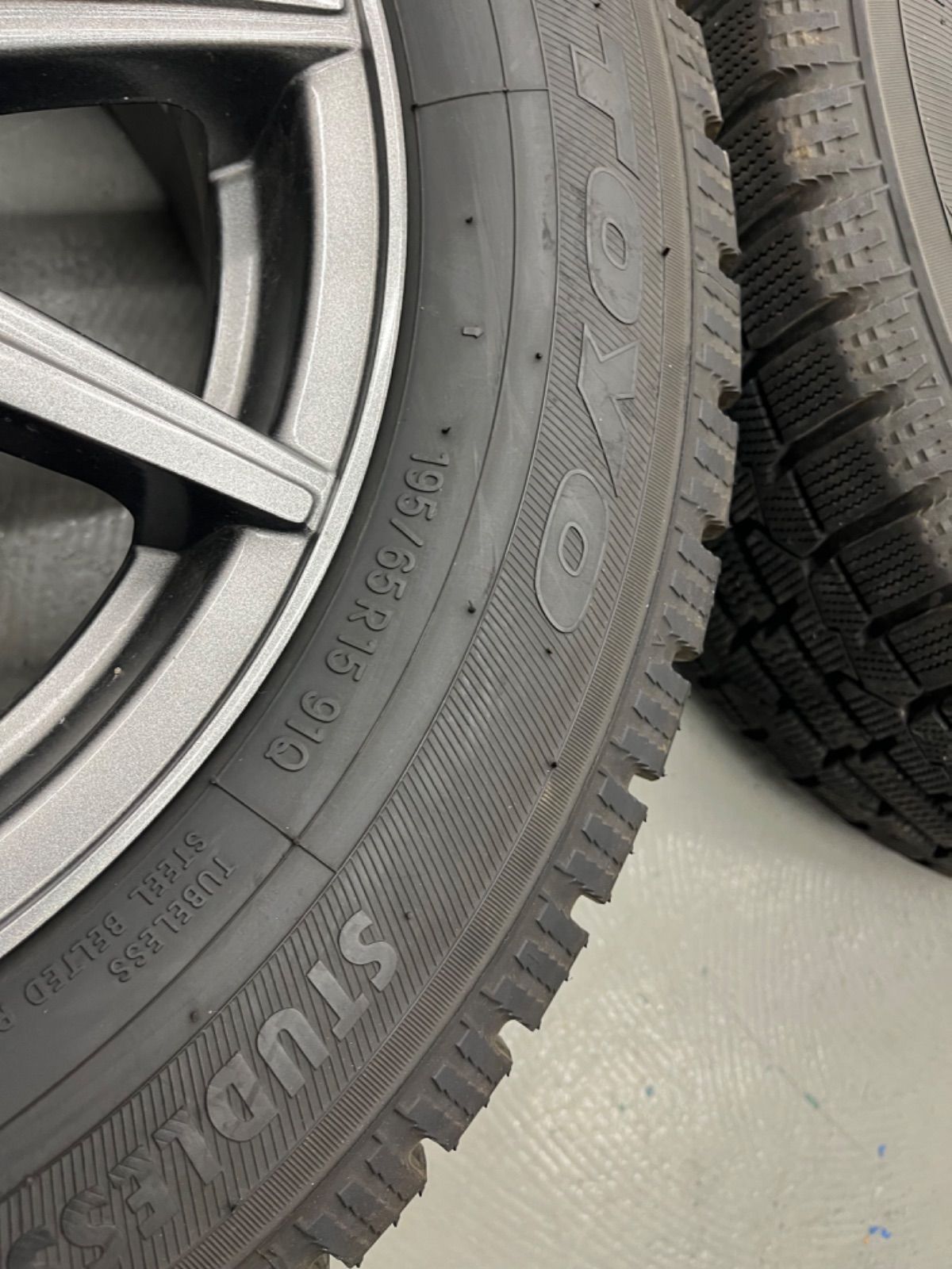 トヨタヴォクシースタッドレスタイヤホイル付き195|65R15