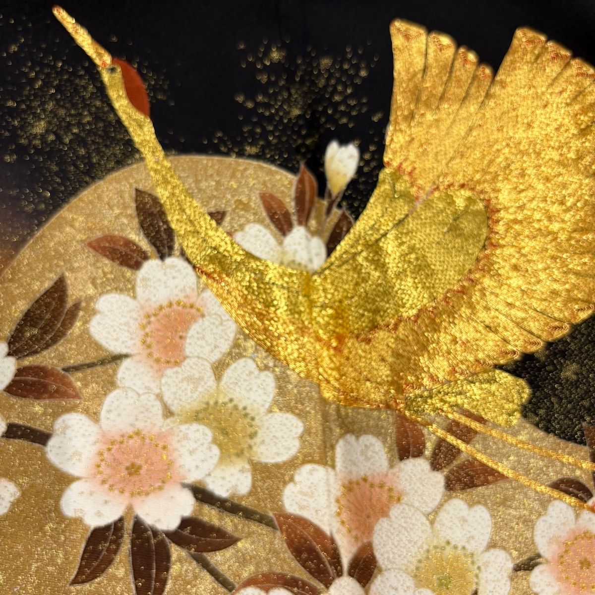 黒留袖 (TM02) 身丈164裄丈68 鶴刺繍と桜　結婚式 黒留袖 身丈162cm 裄丈66.5cm M 袷 落款 鶴 桜 金糸 金彩 黒