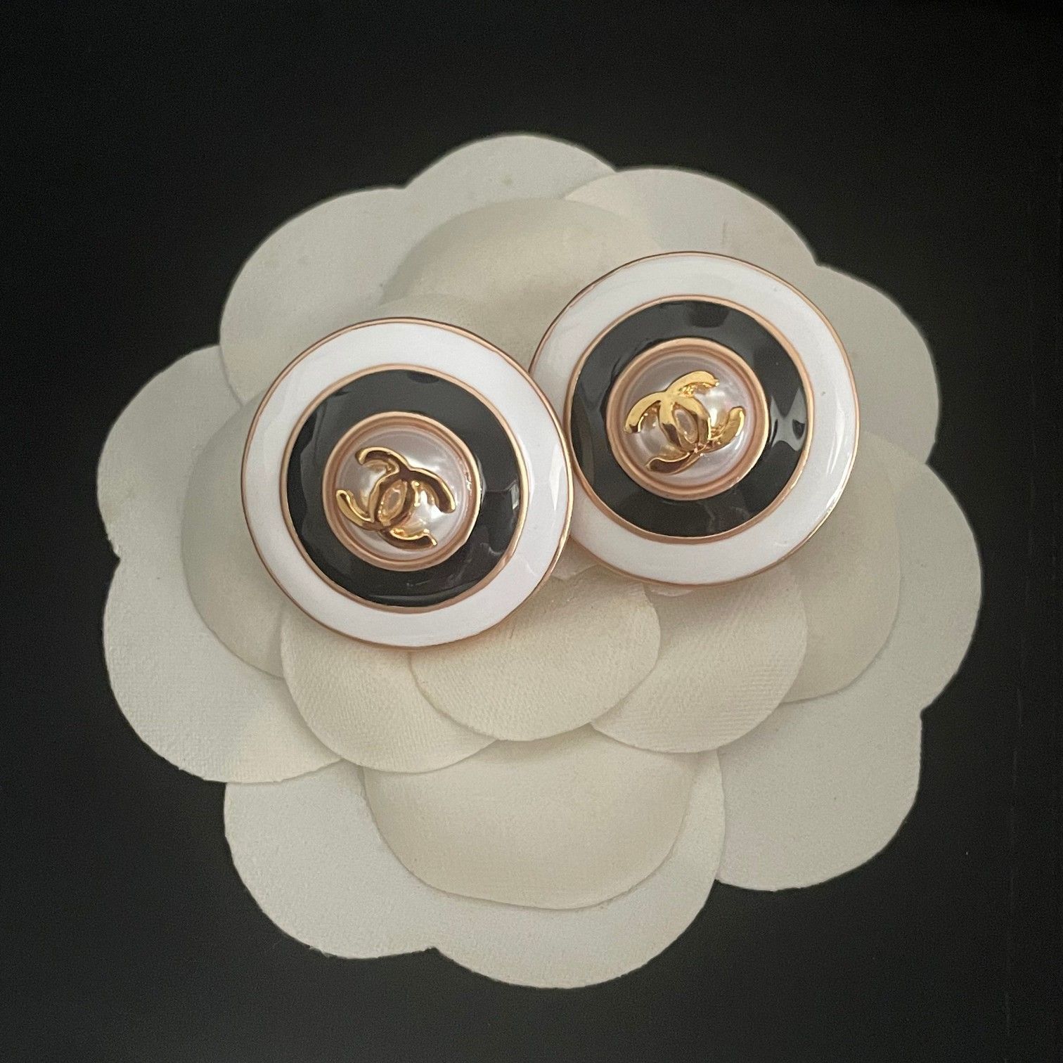 mY♡です【超希少】未使用 CHANEL ピアス 入手困難モデル シンプルなCCロゴ♡CHANEL シャネル ピアス (CHANEL/ピアス