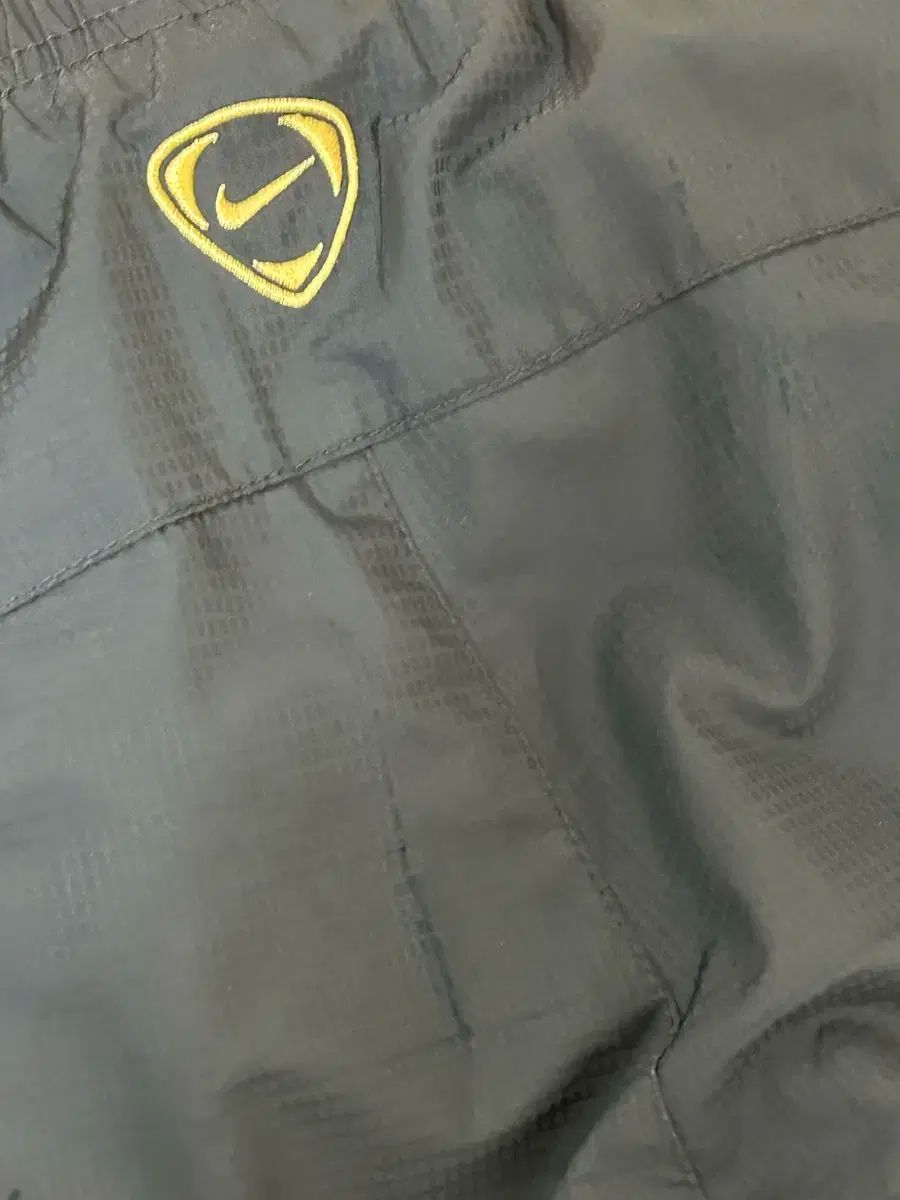 トラックパンツ