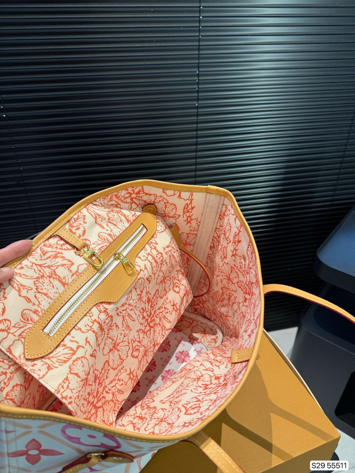 P 1560折りたたみケース付き新型Lvショッピングバッグ 超人気の