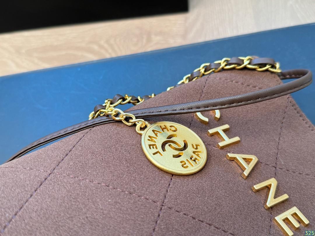 CHANELシャネルの 小型バケットバッグ｜