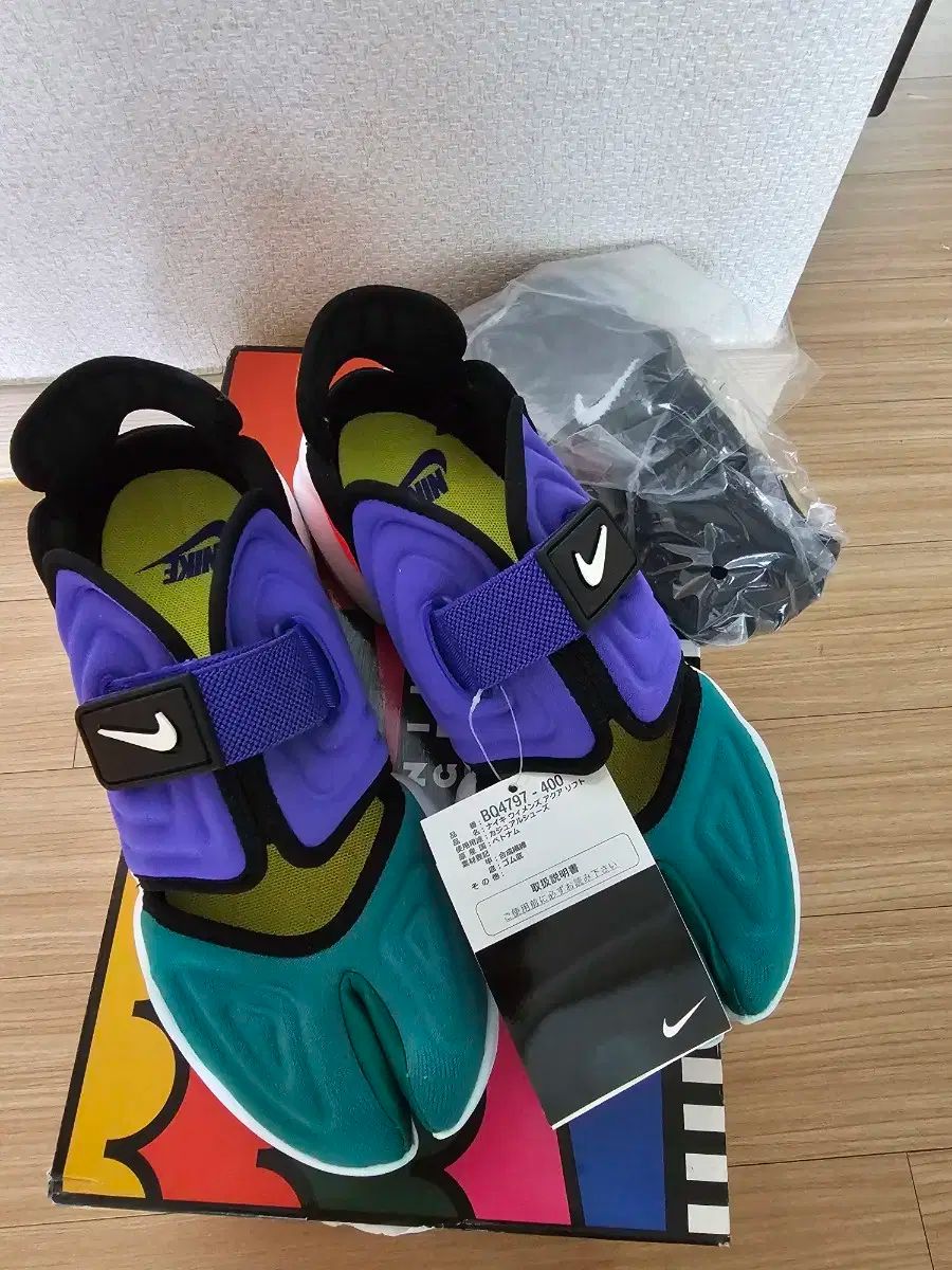 ハローキティ50周年 池袋東武 白鳳堂 化粧ブラシ Tabio 靴下 チーク