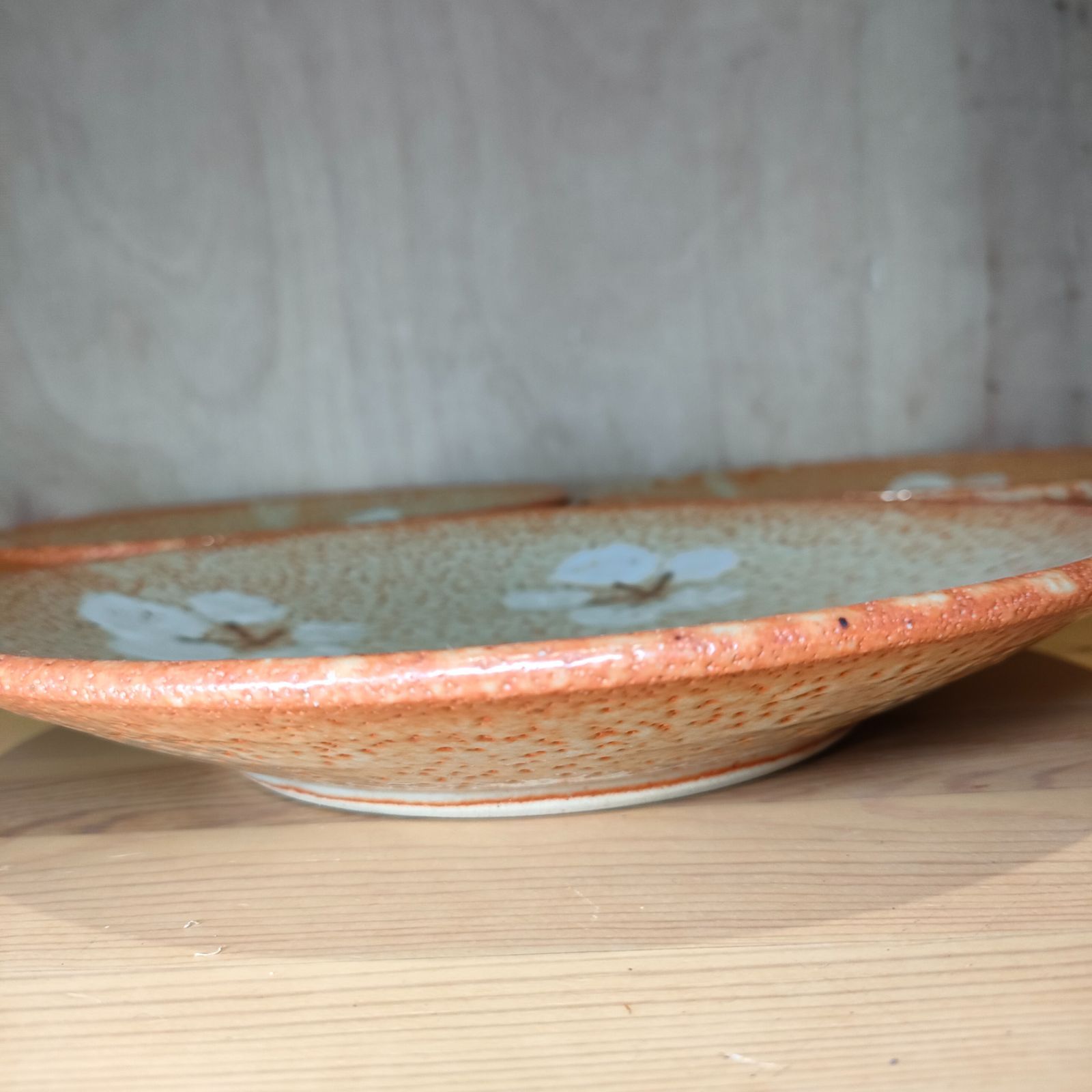 鉢　陶芸　陶器　焼物　志野　赤志野　鼡志野　削り文様　手作り　ハンドメイド　皿 美濃焼伝統工芸品協同組合 | 赤志野梅花皮笹の葉皿