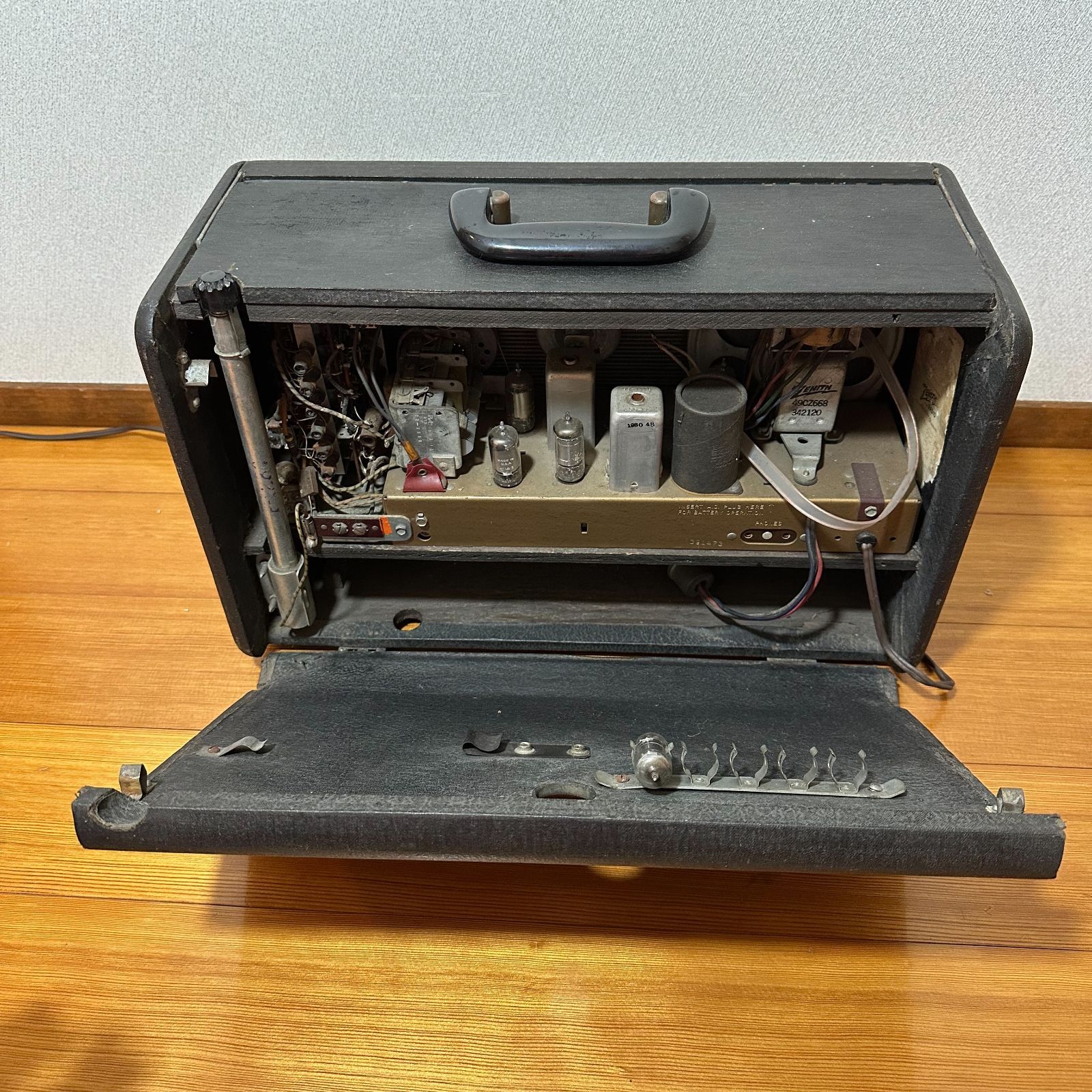 ZENITH ゼニス　真空管ラジオ　昭和レトロ　当時物　ジャンク品 ZENITH ゼニス 真空管 ポータブルラジオ 年代物 レトロ