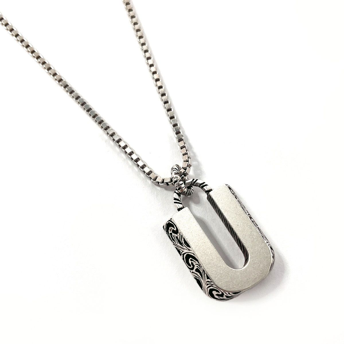 グッチ ネックレス イニシャルネックレス U シルバー - メルカリ
