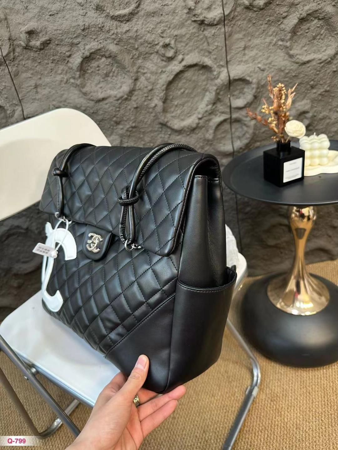CHANELトートバッグ　黒ＭＭ ⭐︎本日限定価格⭐︎ CHANEL 黒トートバッグ ハンドバッグ｜本日限定特価｜新品未使用