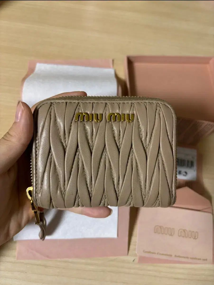 miu miu ミュウミュウ マテラッセ 二つ折り 財布 CAMMEO カメオ 楽天市場】MIU MIU ミュウミュウ MATELASSE BI-FOLLD WALLET