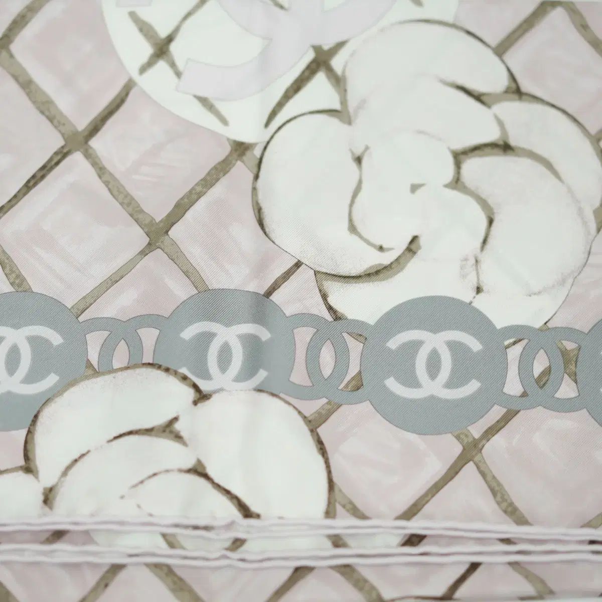 CHANEL(シャネル) CC ロゴ カメリア シルク スカーフ ホワイト