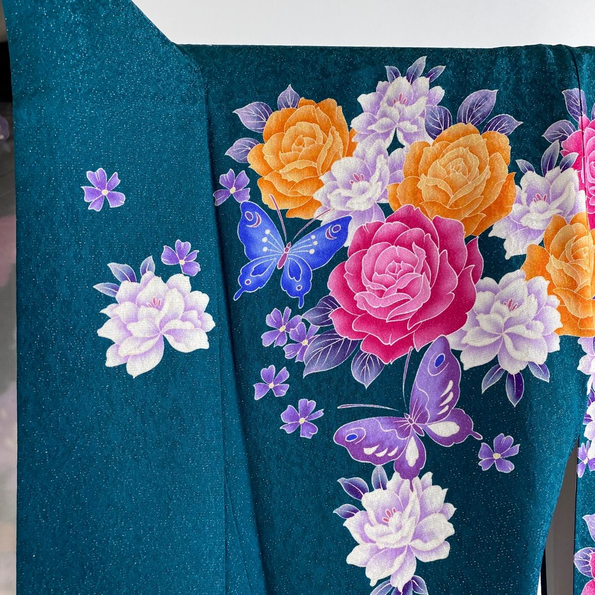 青緑色 振袖 バラと蝶の模様