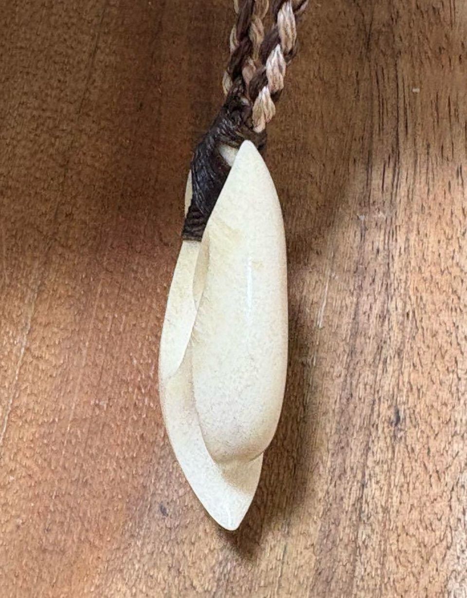 ボーンカービングネックレス(sw71)Sサイズ　マッコウ ボーンカービングネックレス(sw71)Sサイズ マッコウ - メルカリ