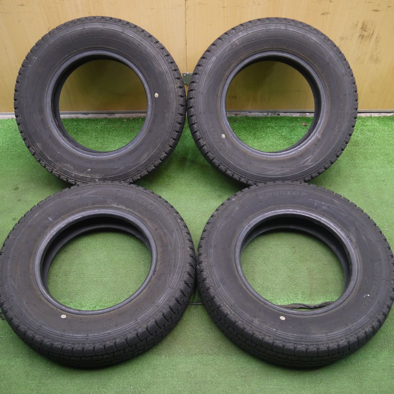 送料無料]バリ溝！22年！9.5分☆スタッドレス 145R12 6PR ダンロップ 
