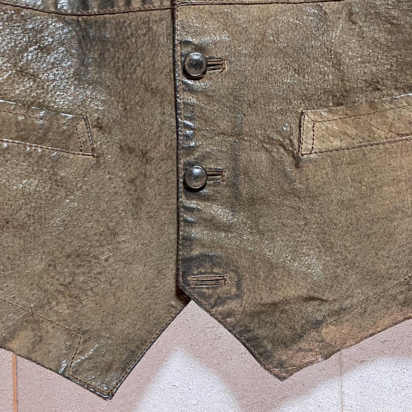 【新品未使用タグ付き 本革】TURKYBEAR ピッグレザーベスト カジュアル 豚革 サイズL 訳有り 1026m XLTURKY BEAR　レザーベスト　バイカーベスト　豚革 ピッグレザー