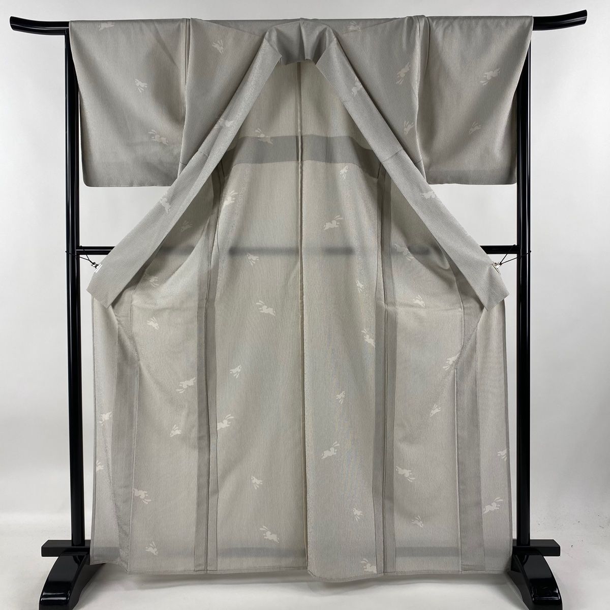 紬 身丈168cm 裄丈66.5cm M 単衣 うさぎ 縦縞 灰白 正絹 名品 【中古  