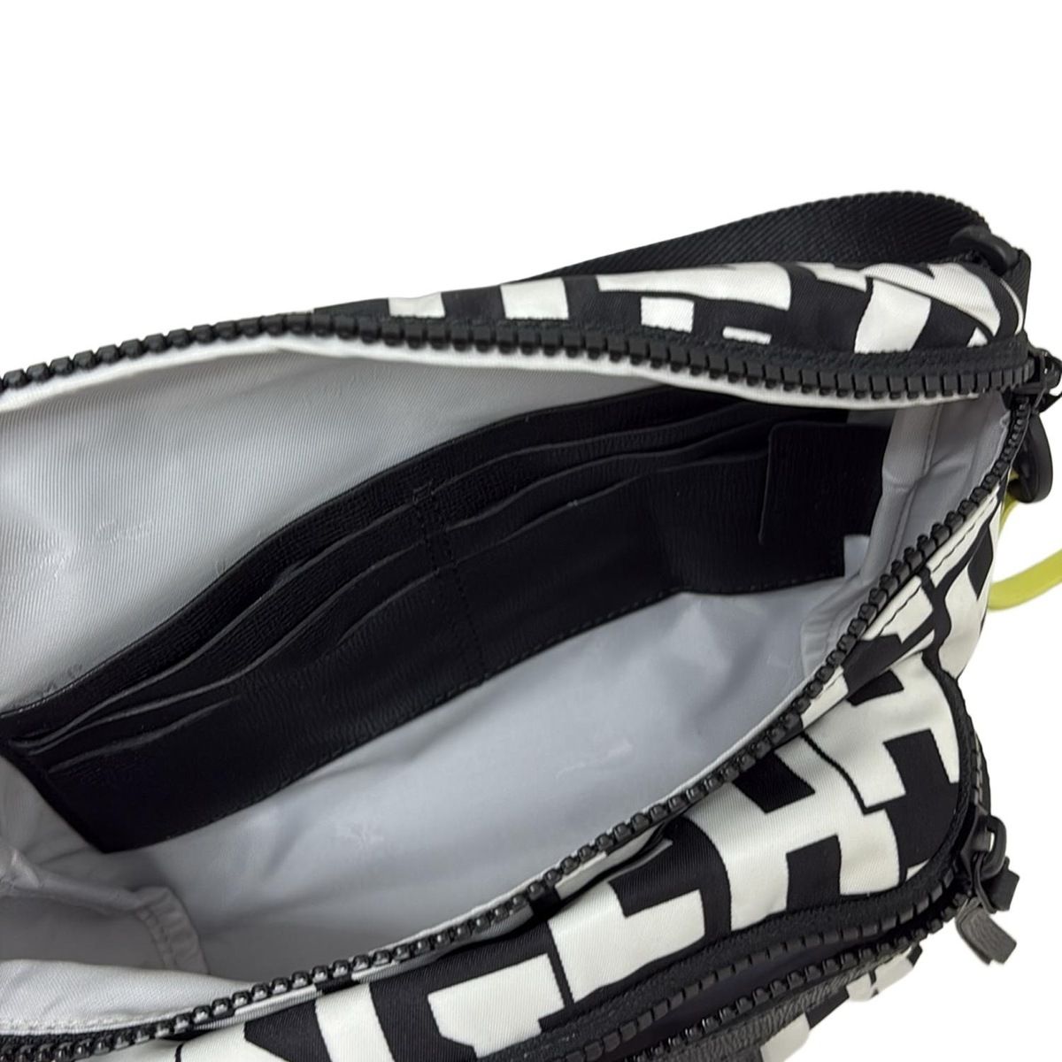 新生活応援!大特価? LONGCHAMP ロンシャン ウエストポーチ ル プリアージュ 白×黒