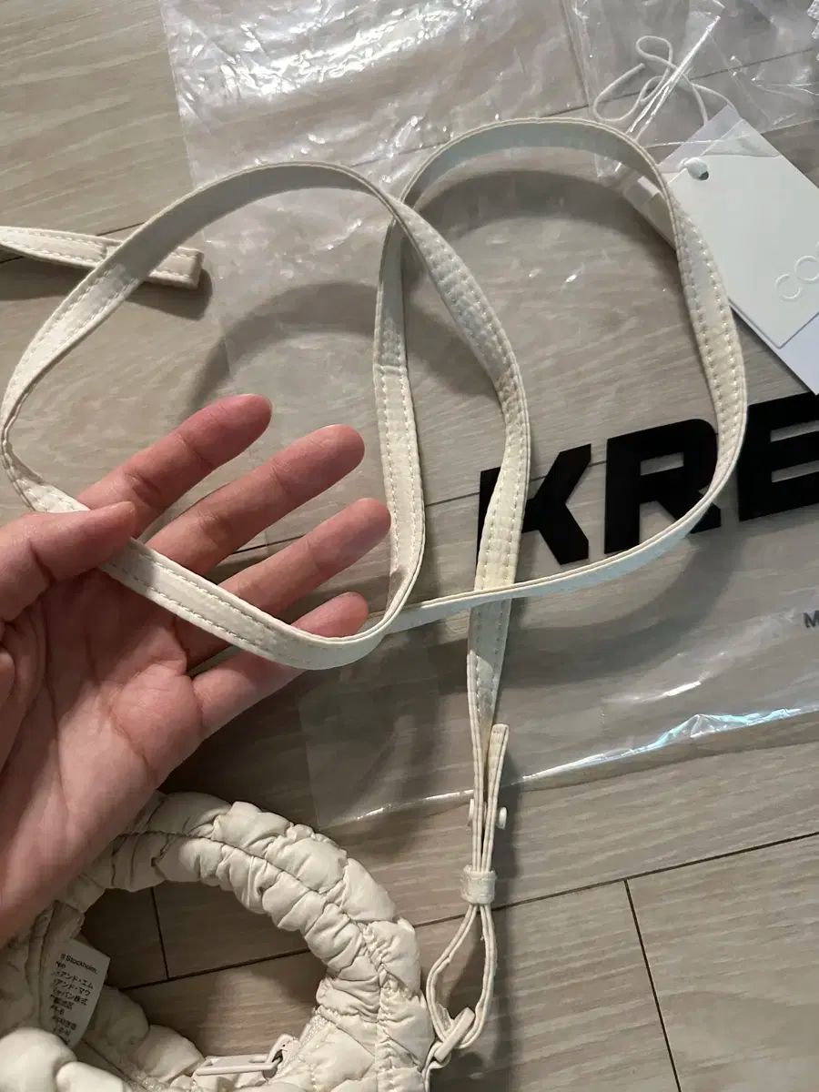 クロスボディバッグ