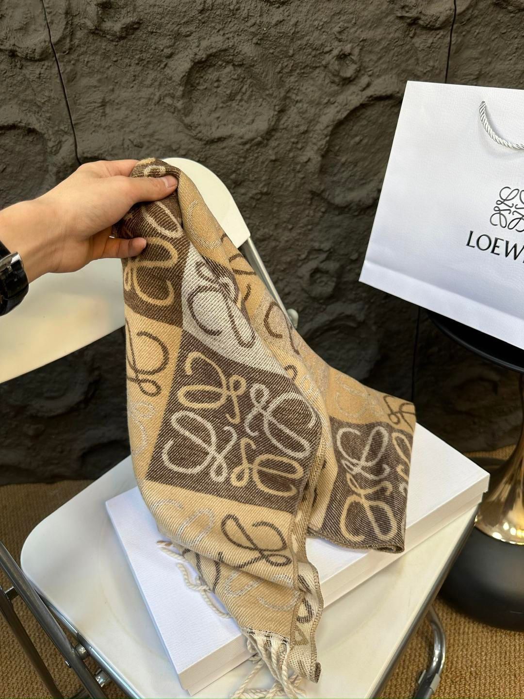 Loeweロエベの秋冬シンプルなグレーのスカーフ｜