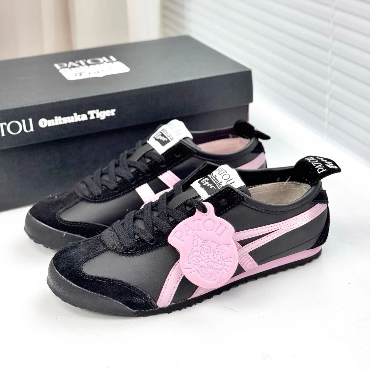 新品PATOU Onitsuka Tiger スニーカー 黒/ピンク24.5cm 新品PATOU Onitsuka Tiger スニーカー 黒/ピンク24.5cm 靴