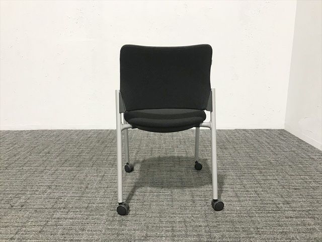 スタッキングチェア 肘無 8147 キャスター付 オカムラ ブラック