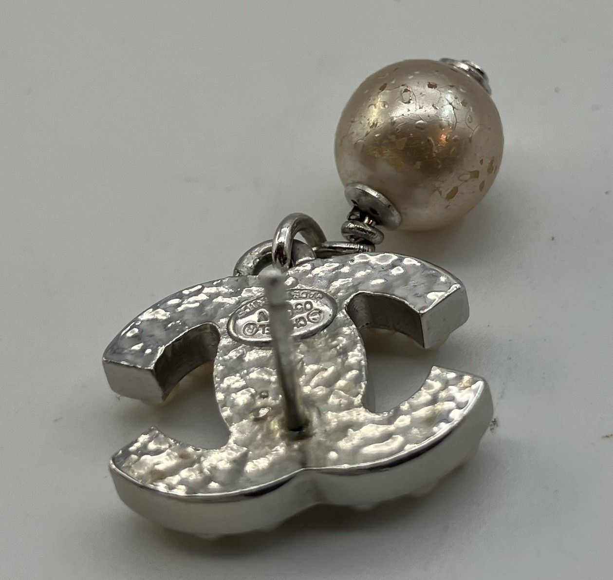 シャネル　パールピアス　05A  片耳のみ CHANEL フェイクパール ピアス 05 V 片方のみ ロゴ：1.6×1.1cm