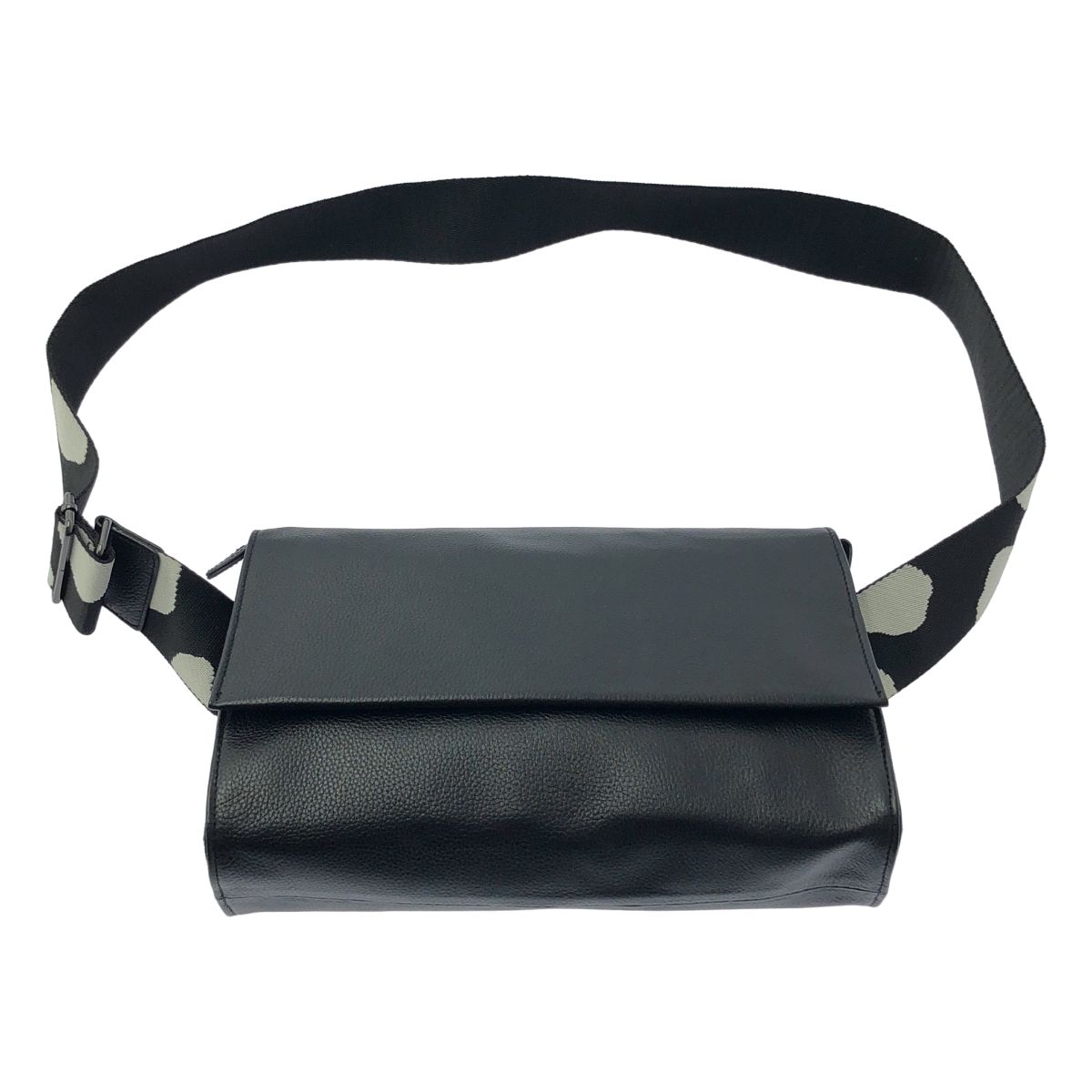 美品イアパヒヨネ　ワイドテープショルダーブラック ボディバッグ本革 ear PAPILLONNER（イアパピヨネ）の「《本革》ワイドテープショルダー