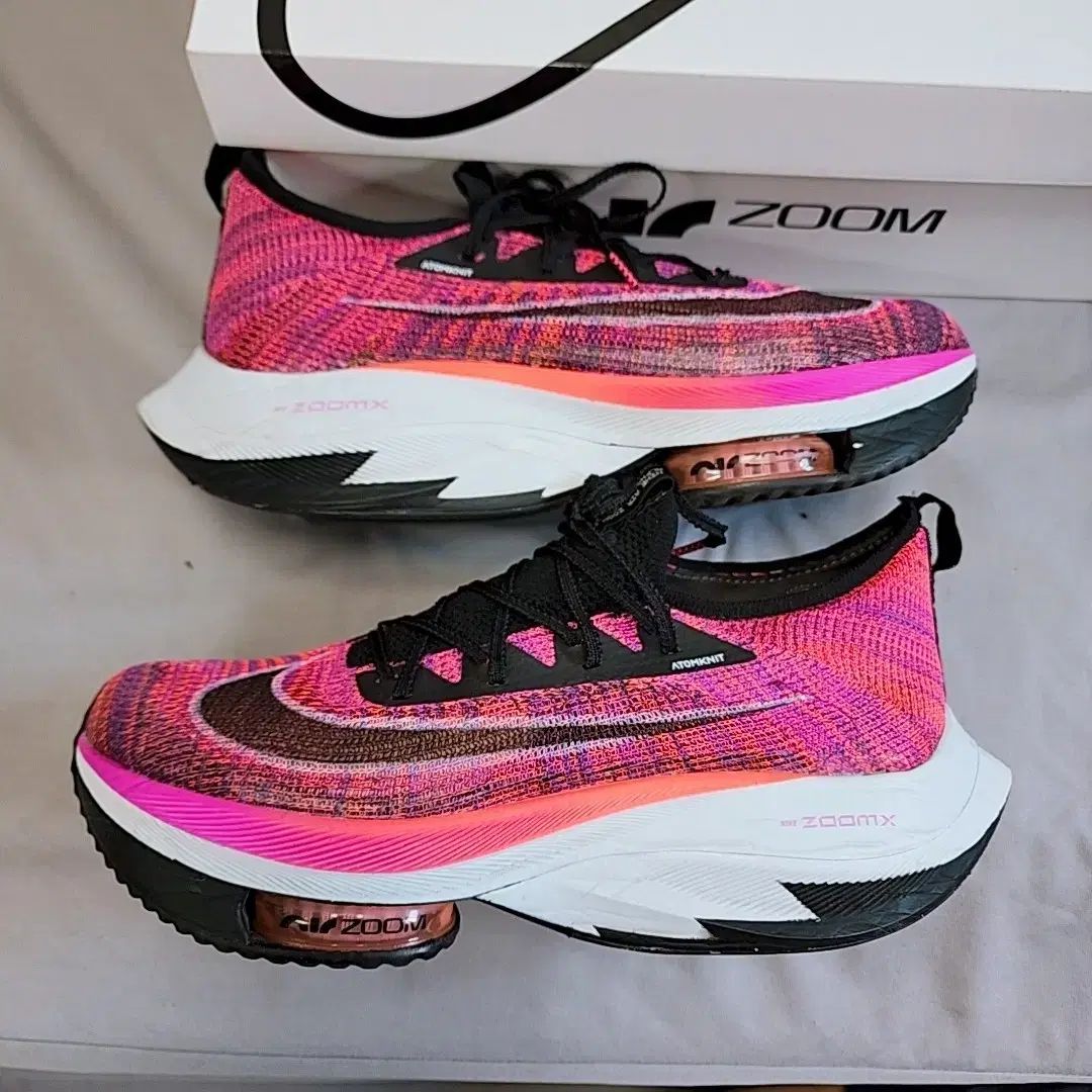 NIKE