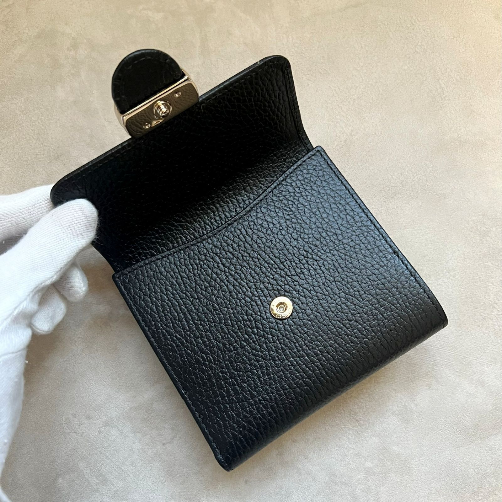 新品未使用タグ付き】GUCCI インターロッキング二つ折り財布 - メルカリ 