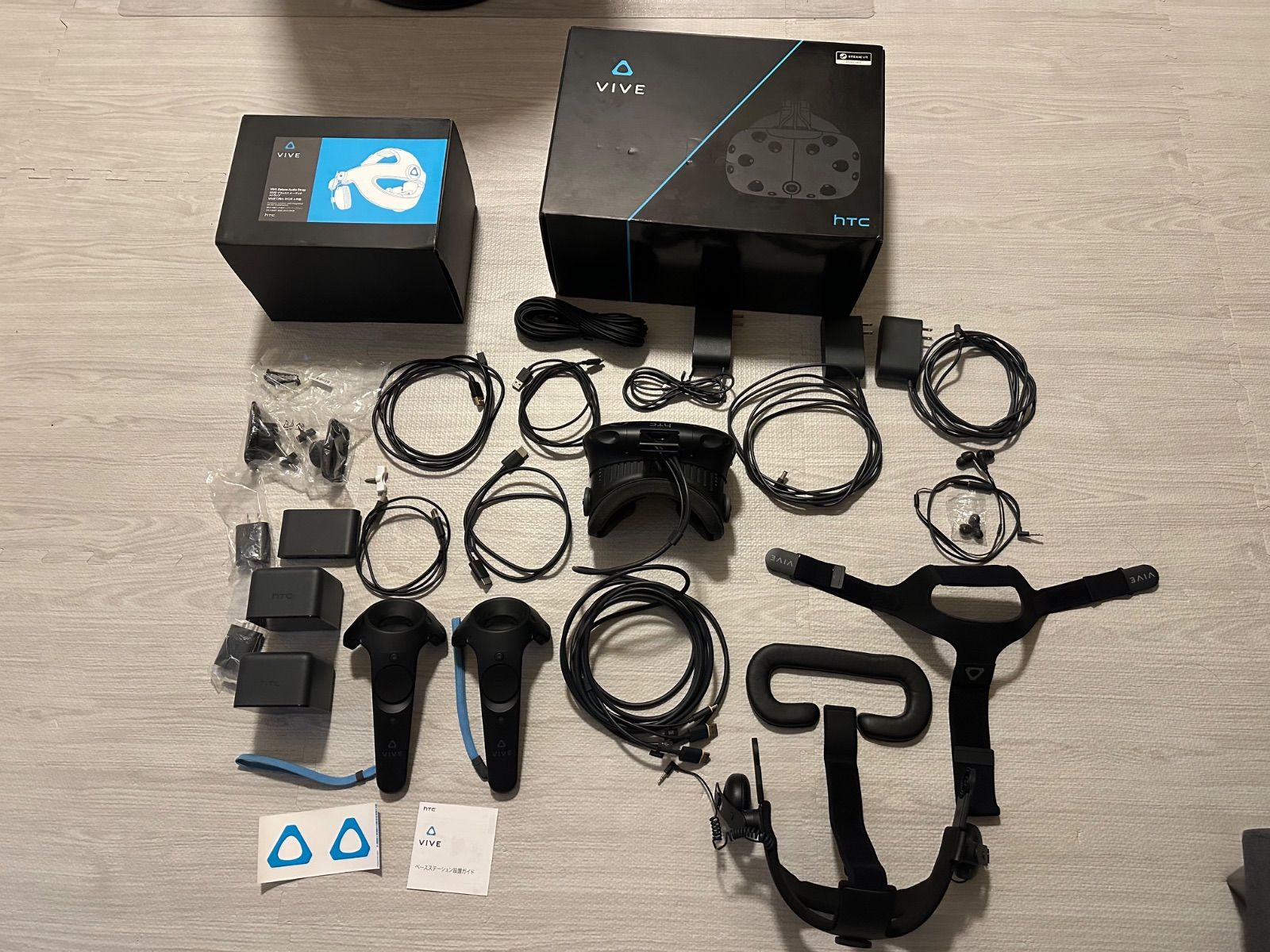HTC VIVE フルセット Deluxe Audio Strap付き VRヘッドセット コントローラー2台 ベースステーション2台