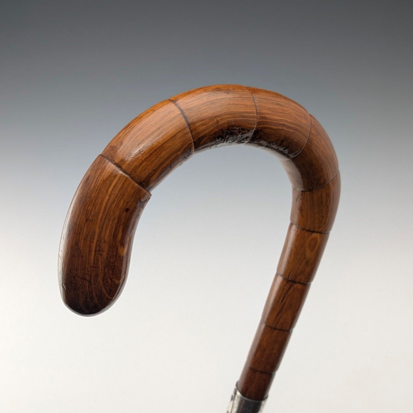 1899年 英国アンティーク ブラウンシャフト 曲がりハンドル 純銀装飾 ステッキ 杖 85cm 1899年 英国アンティーク ブラウンシャフト 曲がりハンドル 純銀