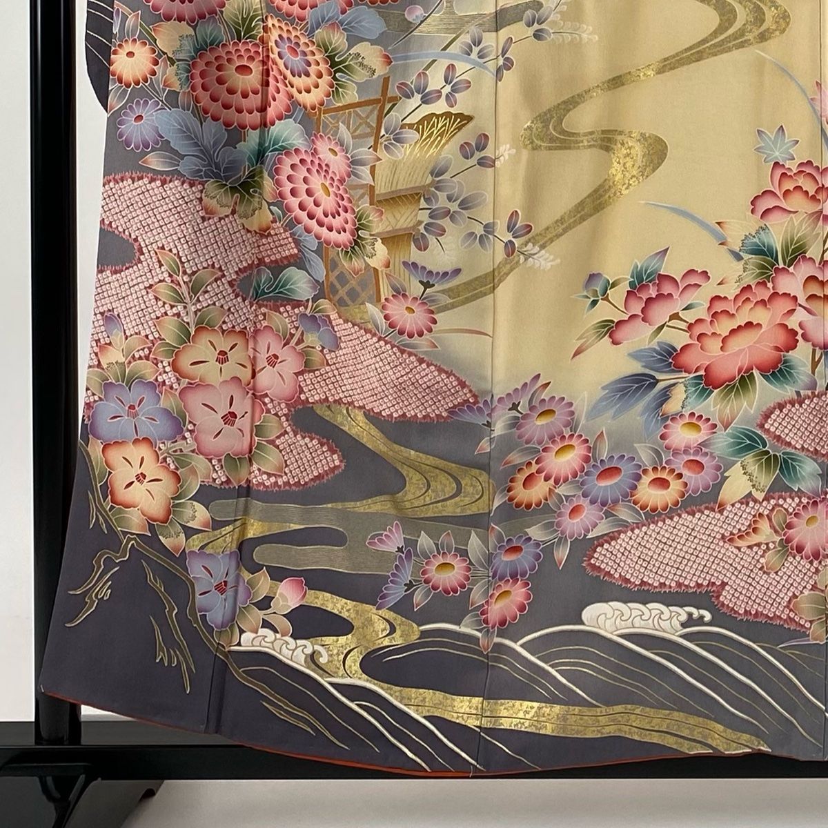 劇的な 振袖 身丈157.5cm 裄丈65cm M 袷 草花 流水 金彩 染め分け 灰紫 正絹 秀品