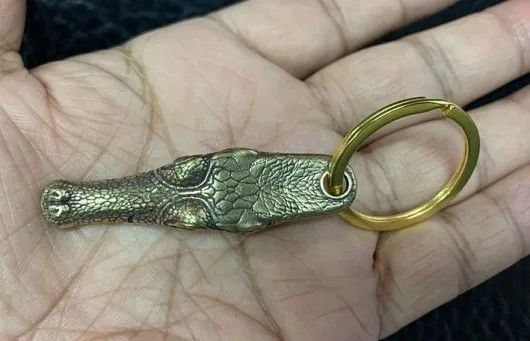 真鍮製　ワニの頭 キーチェーン 真鍮製 ワニの頭 キーチェーン - メルカリ
