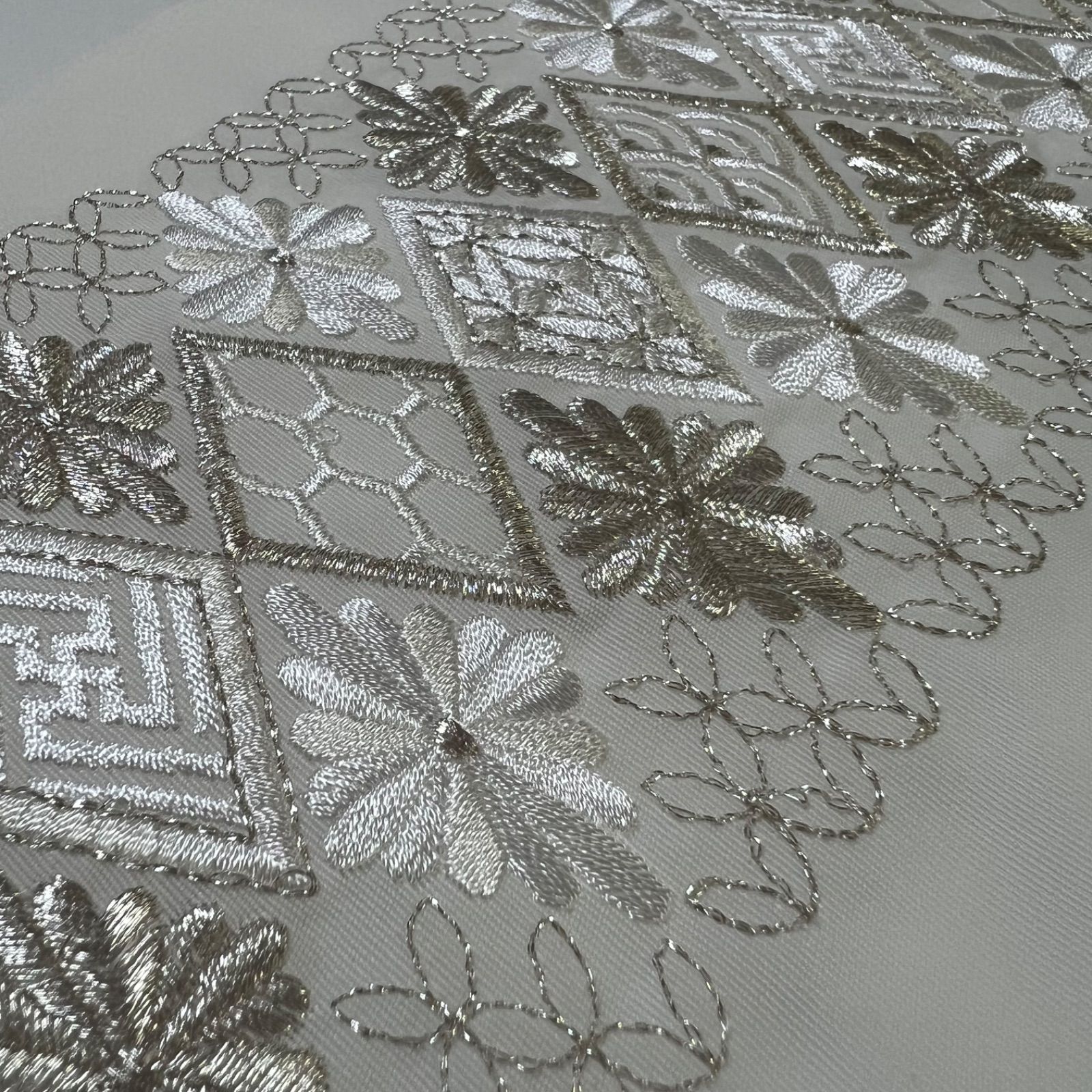L 004 刺繍半衿 白 シルバー 花菱 七宝