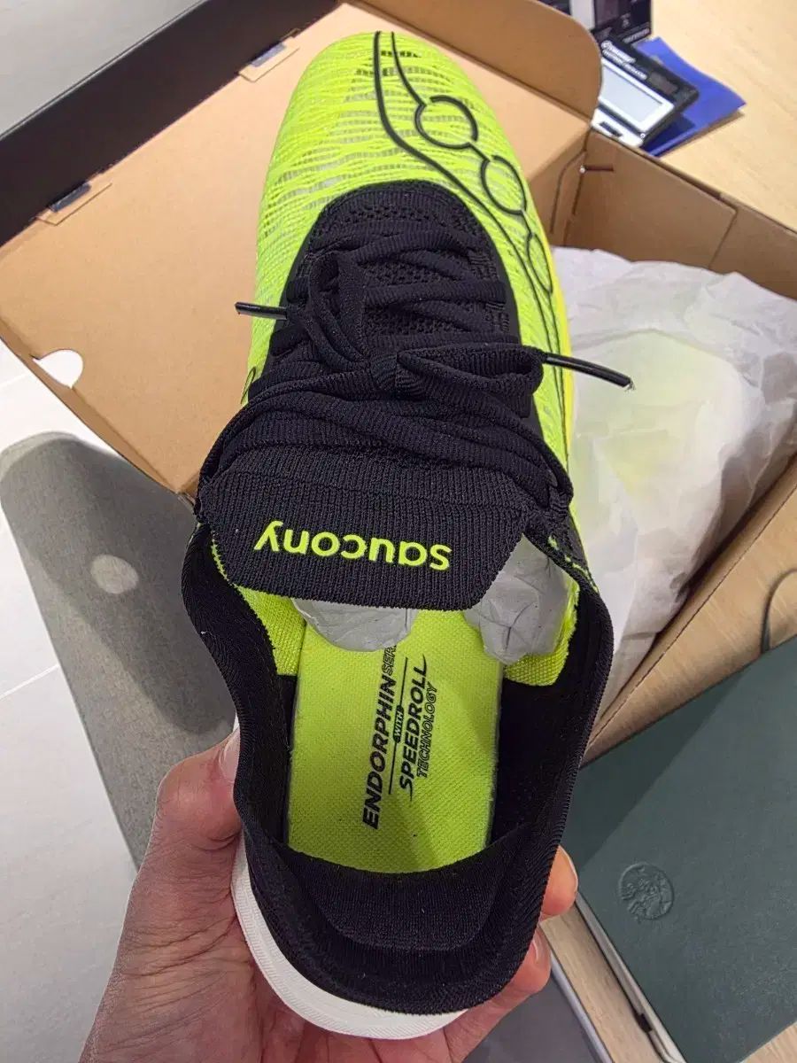 Saucony サッカニー エンドルフィン エリート 2 270
