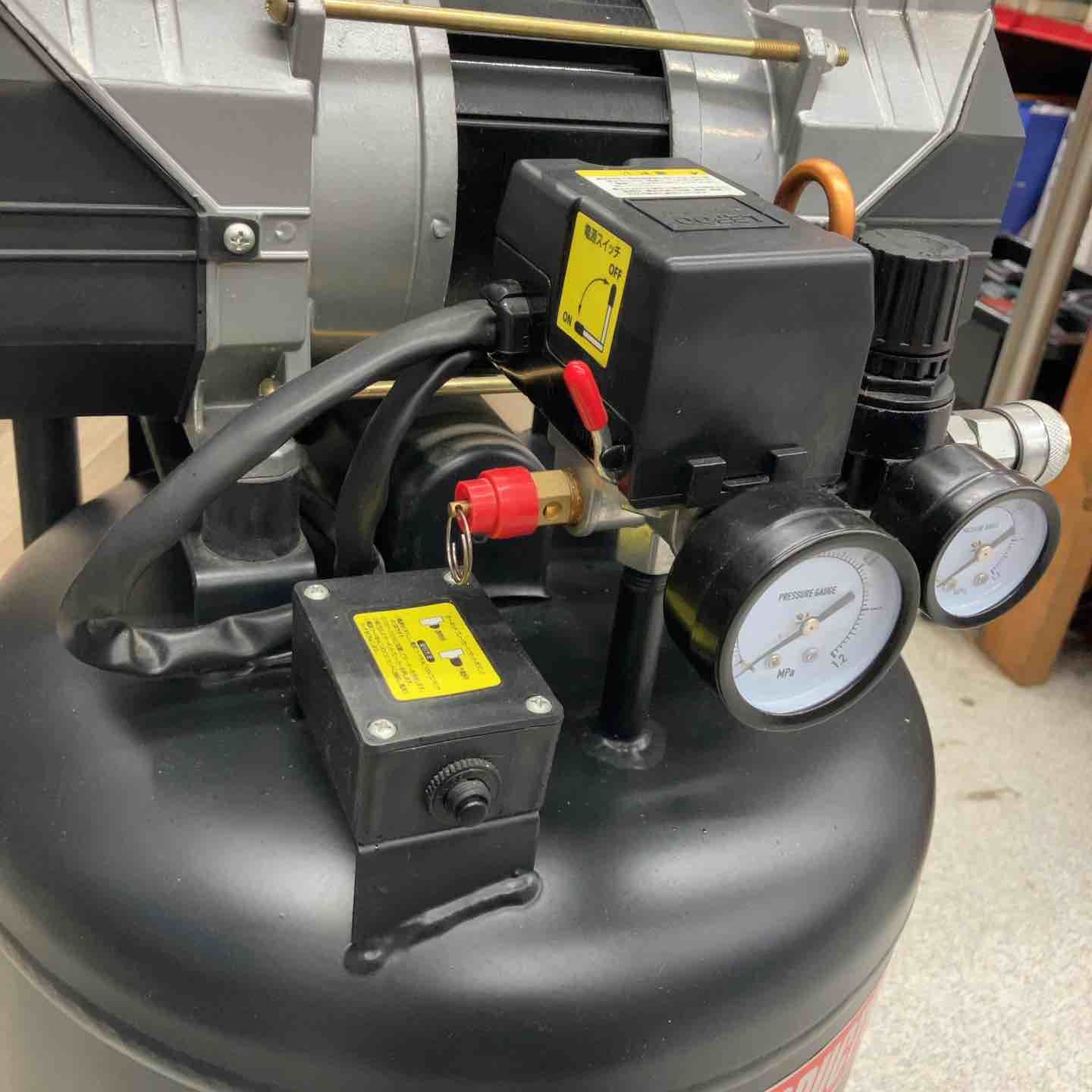 アストロ 縦型ハイスピードエアコンプレッサー 38L AP041022 八潮店 HRDEVELOPMENT_JP