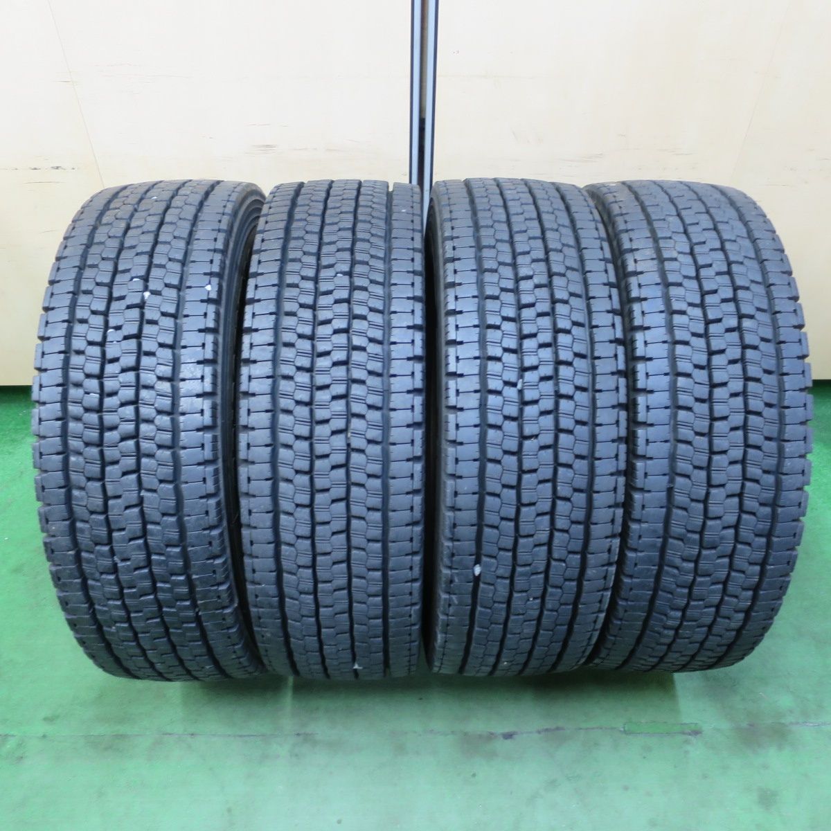 バリ溝 23年 9.5分 トラック タイヤ 245|70R19.5 136|134J スタッドレス ブリヂストン W999 19.5インチ 5041802イスタ