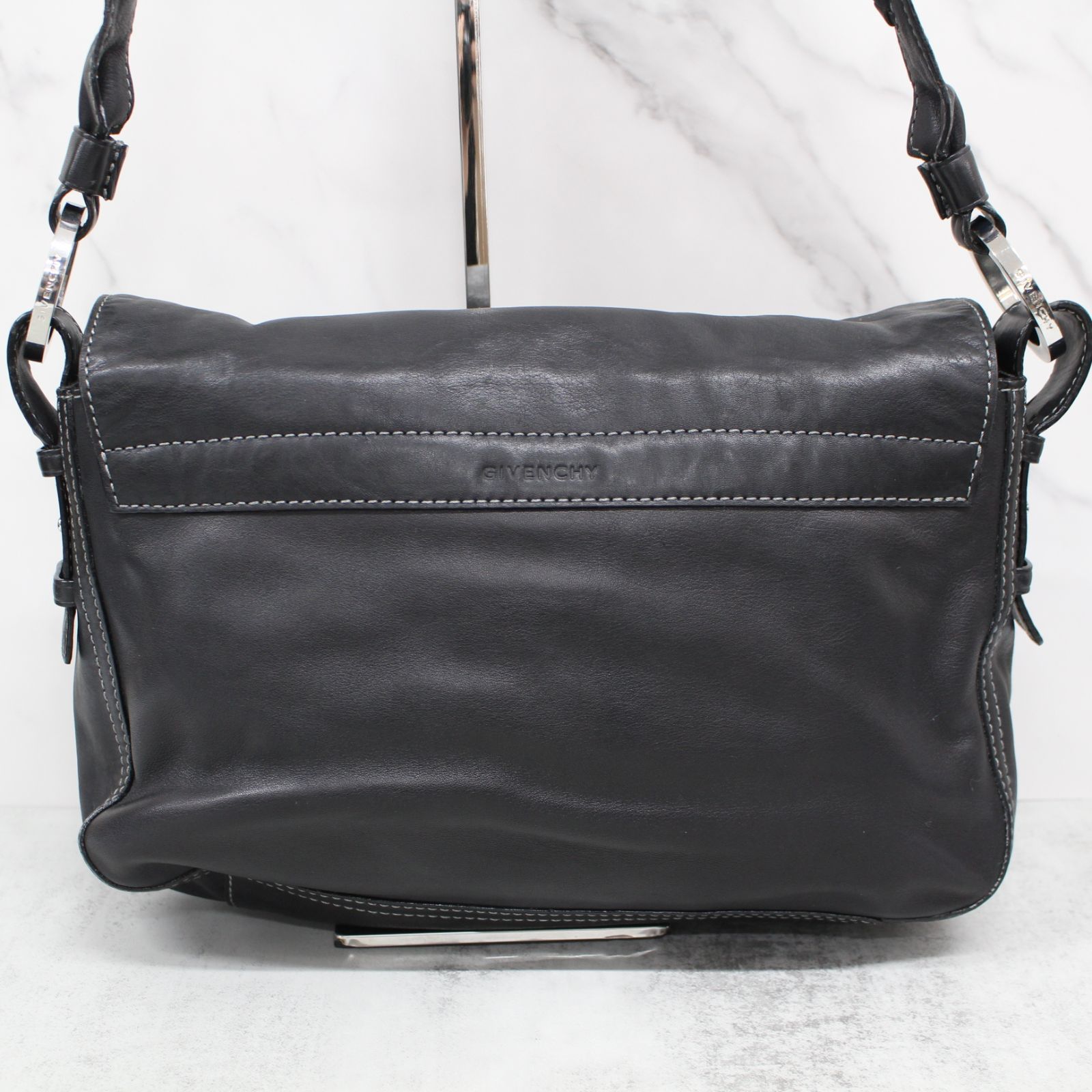 S005)GIVENCHY ビッグロゴ メッセンジャーバッグ ブラック レザー 斜め 