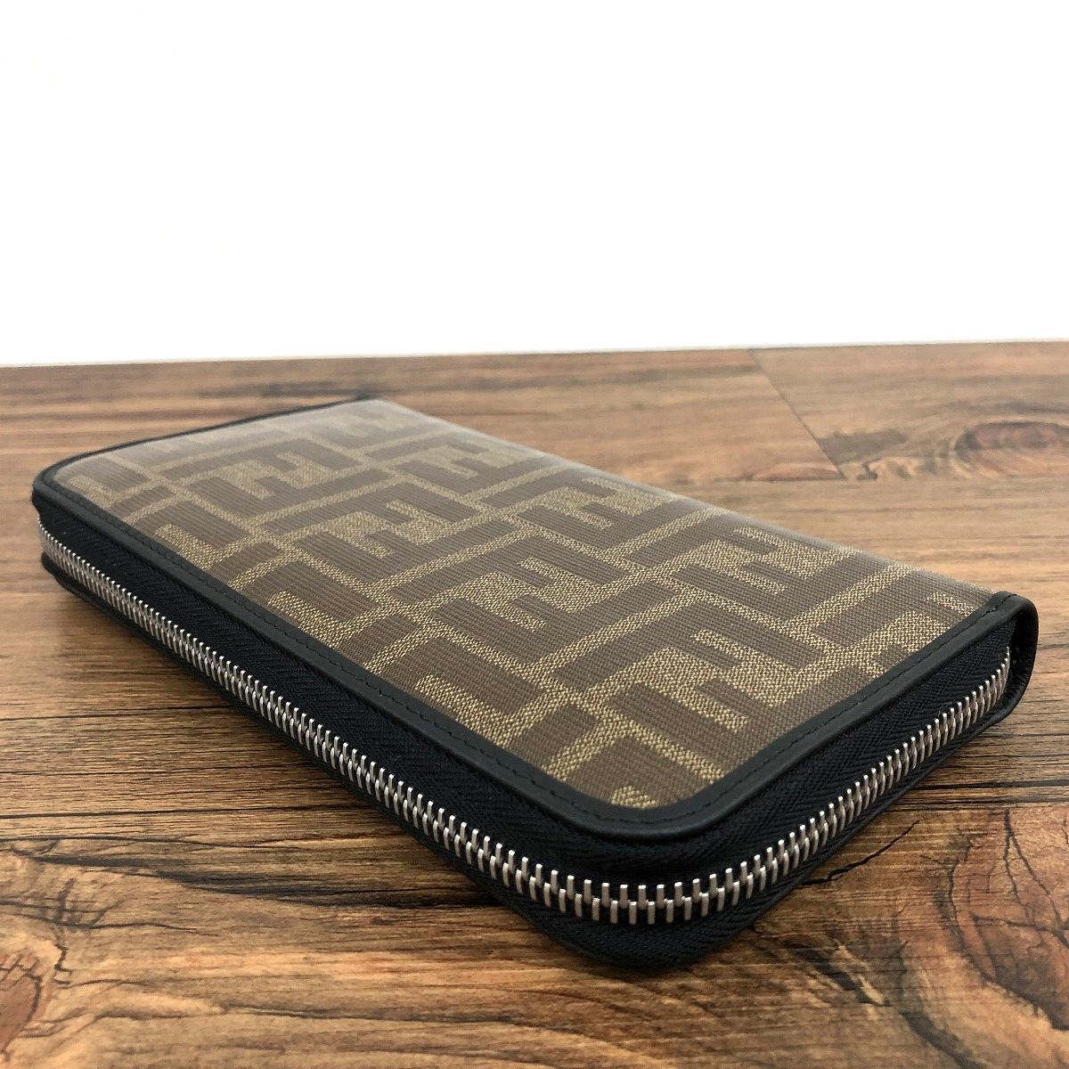 未使用品 FENDI ジップウォレット 7M0210 276-