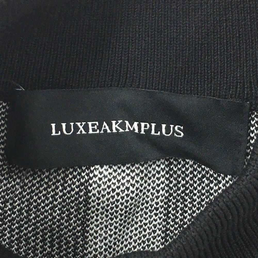 リュクスエイケイエムプラス 半袖ハイネックセーター 黒×白 英字総柄 メンズ S ゴルフウェア 2025年モデル LUXEAKMPLUS WWW_NOITHATQUANGTHANH_NET