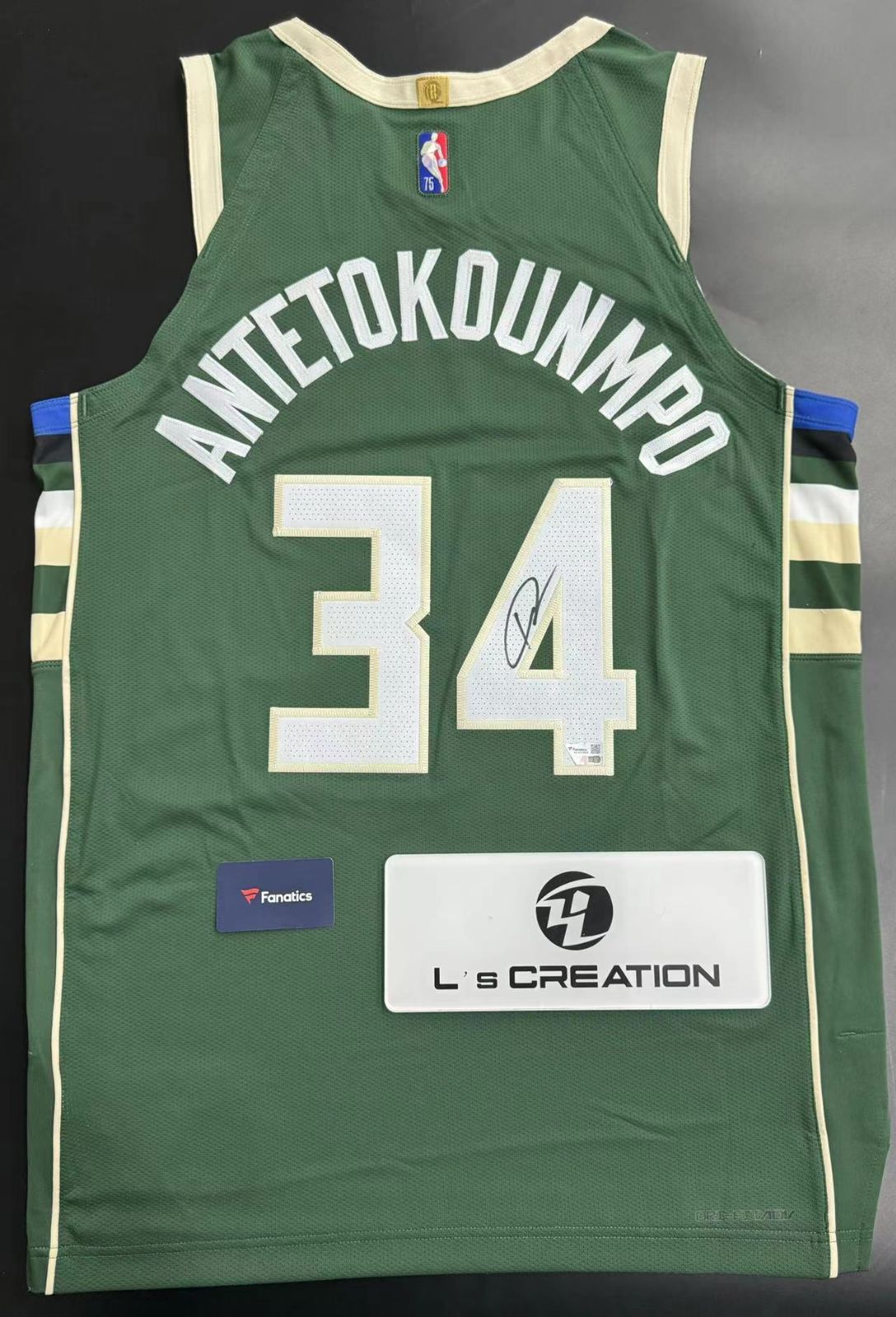 ヤニス・アデトクンボ | ミルウォーキー・バックス直筆サイン入り