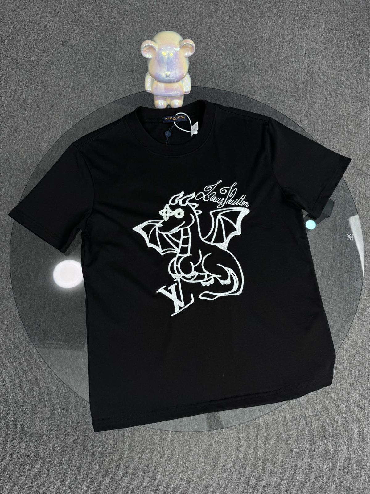 【ビーズ刺繍がアクセント】Louis Vuitton Tシャツ 今日特価】Louis Vuitton / ルイヴィトン 25ss 前後刺繍ロゴ T