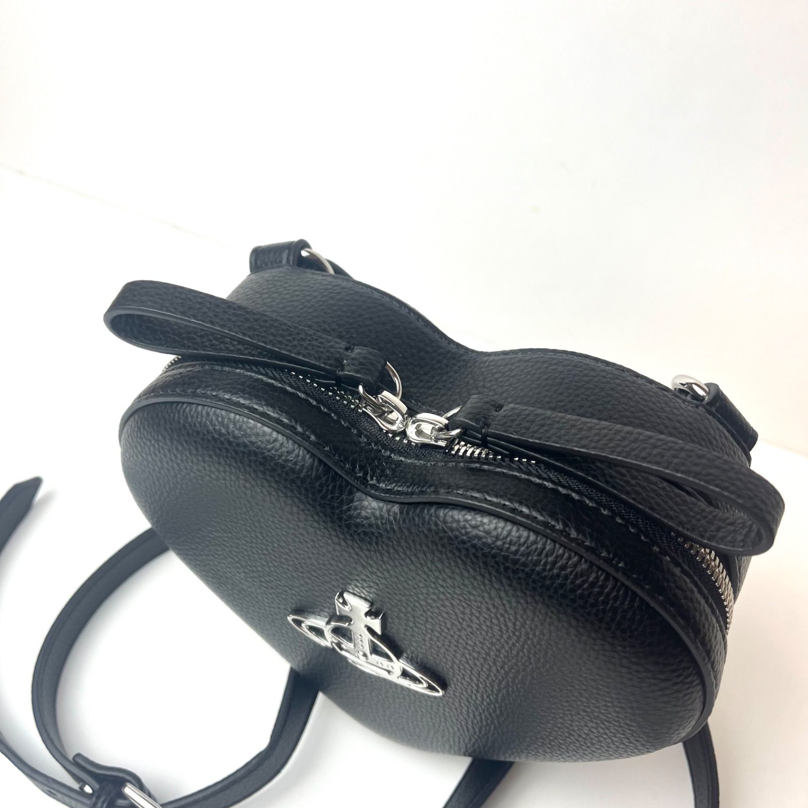 Vivienne Westwood ELLA ハート型の黒いバックパック Vivienne Westwood Women's Ella Heart Cross Body Bag - Black