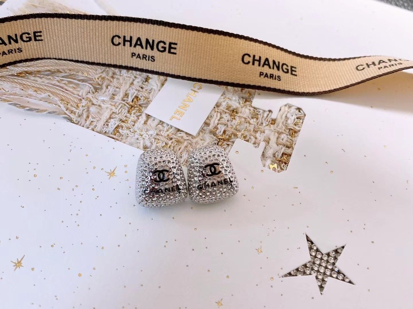 ラストセール CHANEL 新品未使用 完売 超レア ピアス シャネル ツイード 最終値下げ激レア2023新作シャネルピアス限定シルバー【新品未