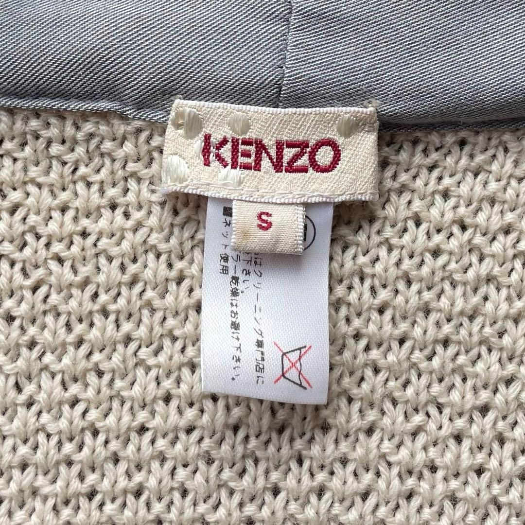 ケーブルニットポンチョ ロゴボタン