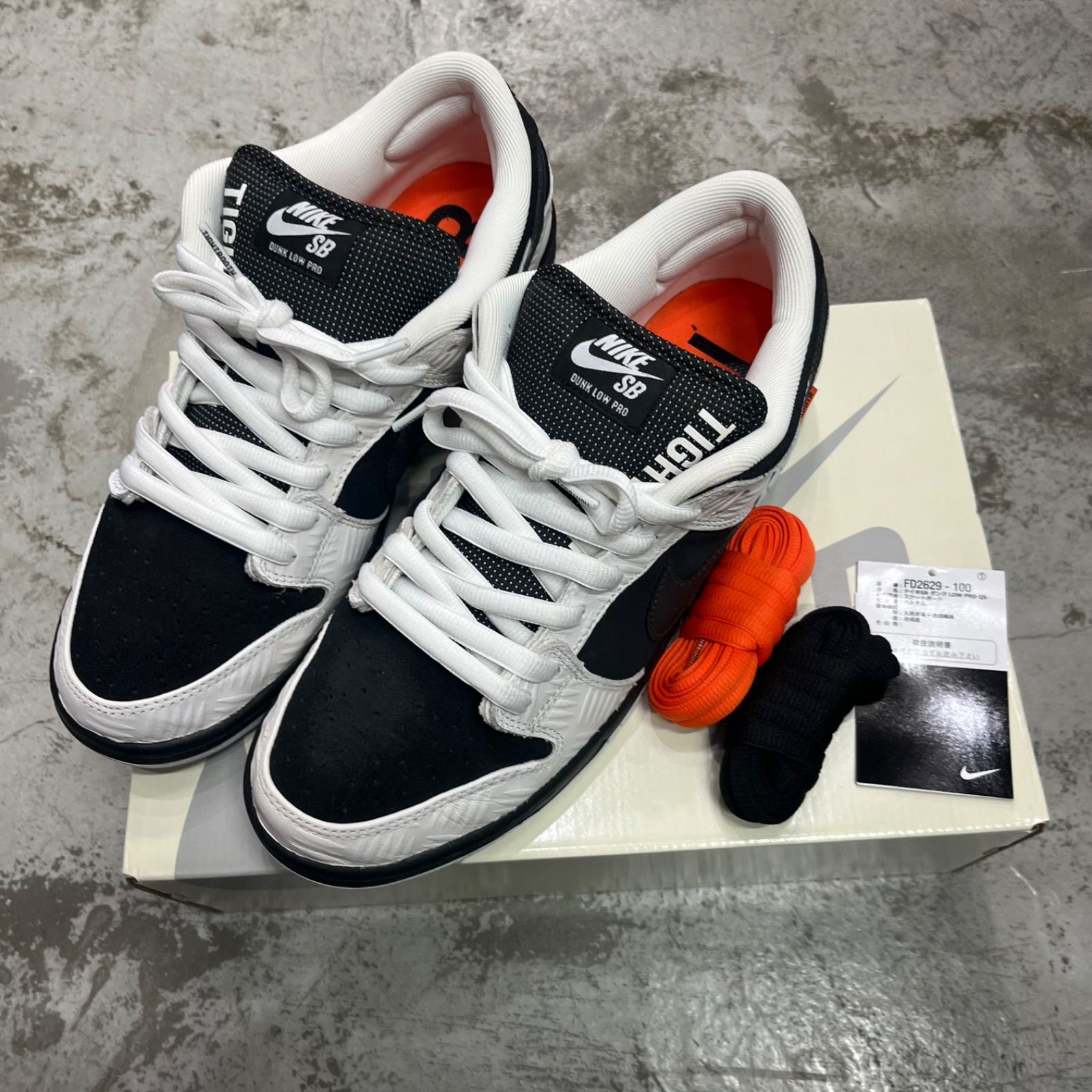 TIGHTBOOTH NIKE SB Dunk Low Pro QS Black and White ダンク 