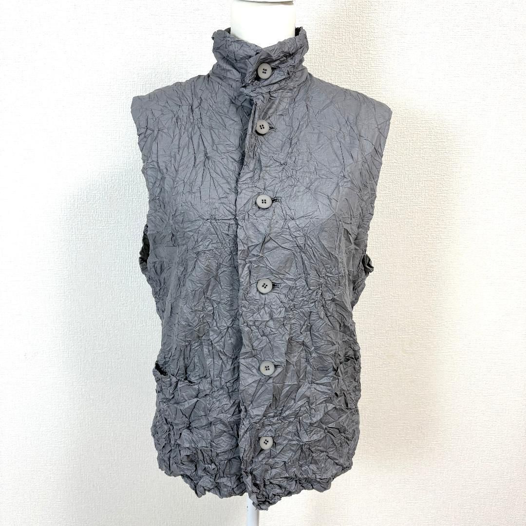 ISSEY MIYAKE しわ加工 ノースリーブベスト ボタン M グレー
